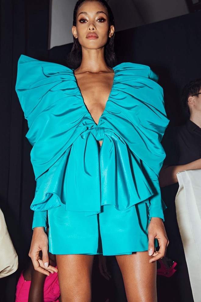 Thanh Hằng, Hồ Ngọc Hà cùng diện thiết kế nơ xanh đồ sộ của Công Trí ảnh 10