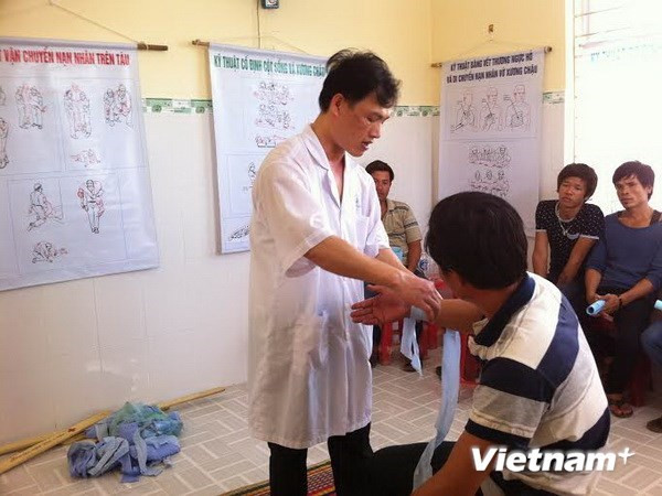 Bác sỹ Viện Y học Biển Việt Nam hướng dẫn sơ cứu ban đầu cho các ngư dân. (Nguồn: Thùy Giang/Vietnam+) Hội thảo về thực hiện Chiến lược y tế biển đảo Việt Nam ảnh 1