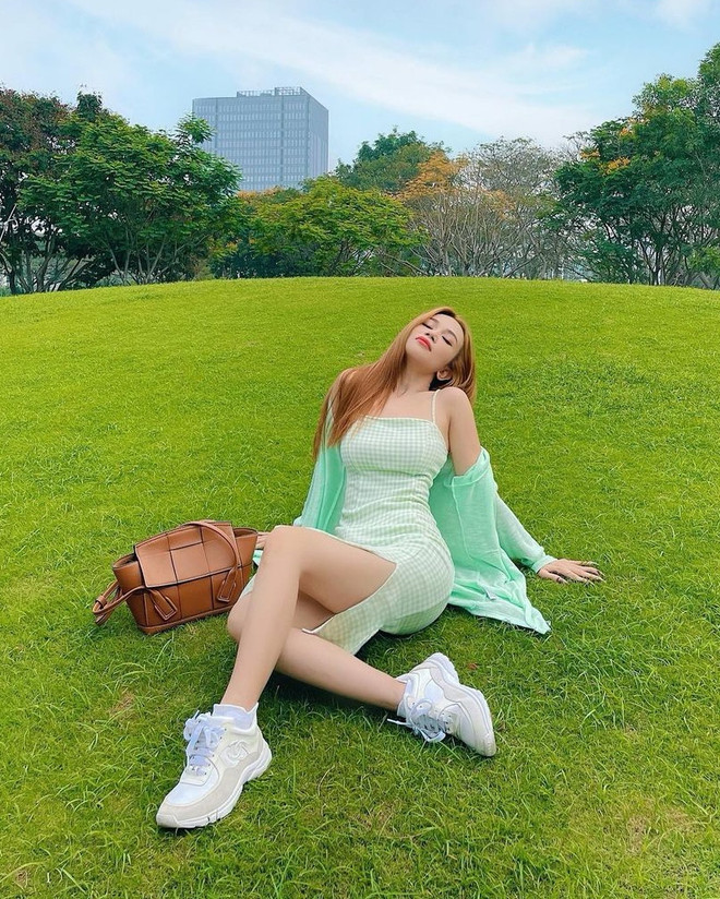 Tan chảy với street style "kẹo ngọt," ngập màu pastel của sao Việt ảnh 2