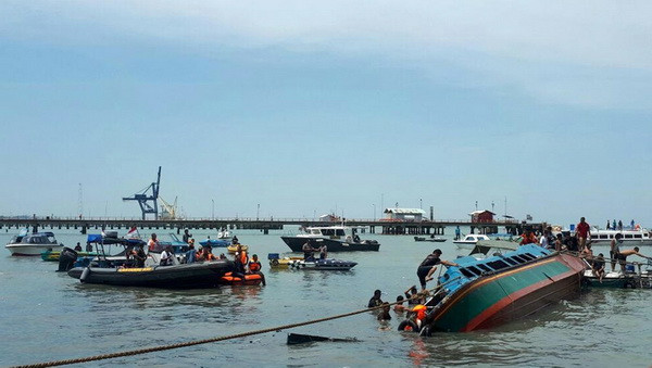 Thái Lan: Lật tàu ngoài khơi đảo Phuket, khoảng 20 người mất tích ảnh 1