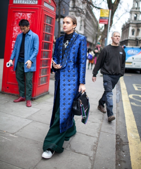 Street style: “50 sắc thái” áo khoác và cuộc chơi của gam màu nóng ảnh 24