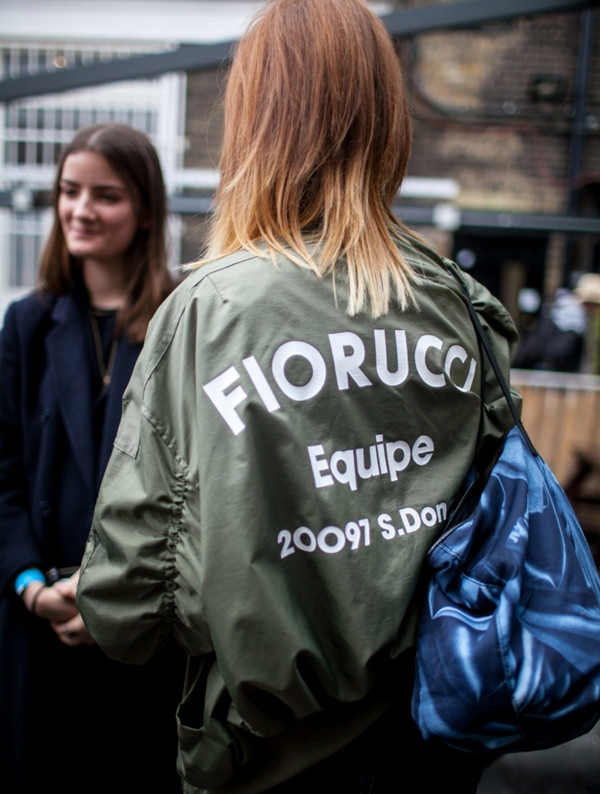 Street style: “50 sắc thái” áo khoác và cuộc chơi của gam màu nóng ảnh 29