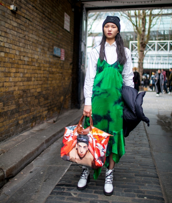 Street style: “50 sắc thái” áo khoác và cuộc chơi của gam màu nóng ảnh 10