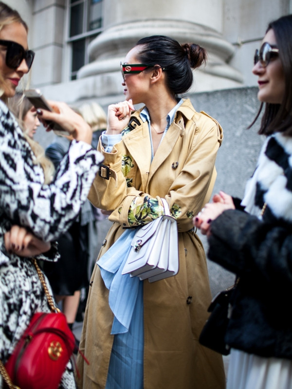 Street style: “50 sắc thái” áo khoác và cuộc chơi của gam màu nóng ảnh 3