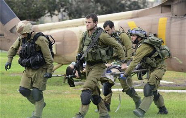 Binh sỹ Israel đưa một đồng đội bị thương đến một bệnh viện ở Beersheba. (Nguồn: AP) Hai binh lính Israel bị thương do trúng đạn từ phía Ai Cập ảnh 1