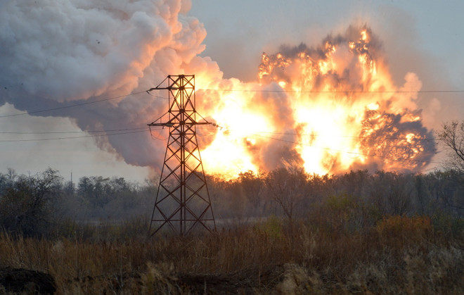 Khói, lửa bốc lên sau vụ nổ tại khu vực ngoại ô thành phố Donetsk, miền đông Ukraine ngày 20/10. (Ảnh: AFP/TTXVN) Nga cáo buộc phương Tây muốn đẩy biên giới châu Âu về phía Đông ảnh 1
