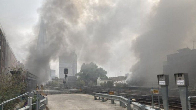 Anh: Đám cháy ở tuyến đường sắt trung tâm London đã được kiểm soát ảnh 1