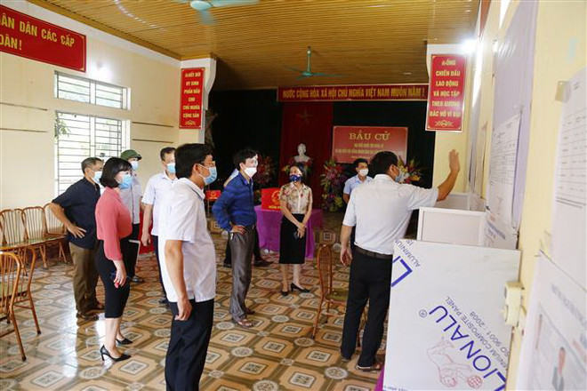 Các điểm tổ chức bầu cử tại thôn Trường Thi B (xã An Khang, thành phố Tuyên Quang) đã cơ bản sẵn sàng. (Ảnh: Nam Sương/TTXVN) Khẳng định vai trò xuyên suốt của Mặt trận Tổ quốc trong bầu cử ảnh 1