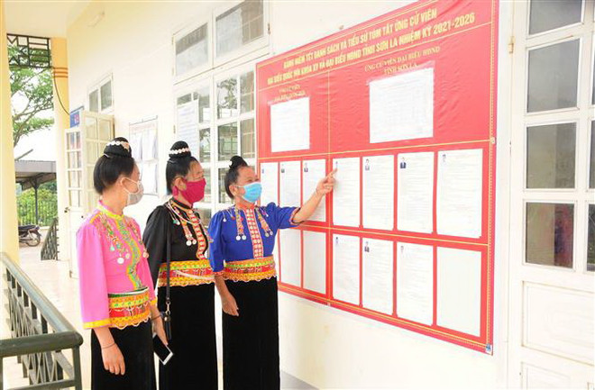Ban bầu cử của xã Chiềng Ơn, huyện Quỳnh Nhai, Sơn La, đã nhanh chóng niêm yết danh sách người ứng cử tại các khu vực bỏ phiếu để cử tri theo dõi và lựa chọn bầu cử tại 6 tổ bỏ phiếu. (Ảnh: Quang Quyết/TTXVN) Khẳng định vai trò xuyên suốt của Mặt trận Tổ quốc trong bầu cử ảnh 2