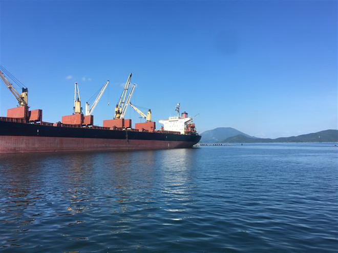 Khu vực cảng Bắc Vân Phong được tỉnh đặt mục tiêu phát triển trở thành một trong những trung tâm kinh tế biển hiện đại, tạo đột phá cho tỉnh. (Ảnh: Tiên Minh/TTXVN) Khu Kinh tế Vân Phong chuẩn bị bứt phá trong giai đoạn mới ảnh 2