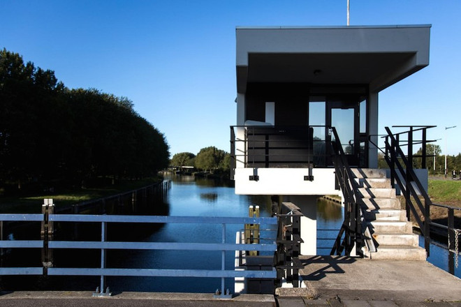 Trải nghiệm độc đáo với khách sạn trên mặt nước ở Amsterdam ảnh 1