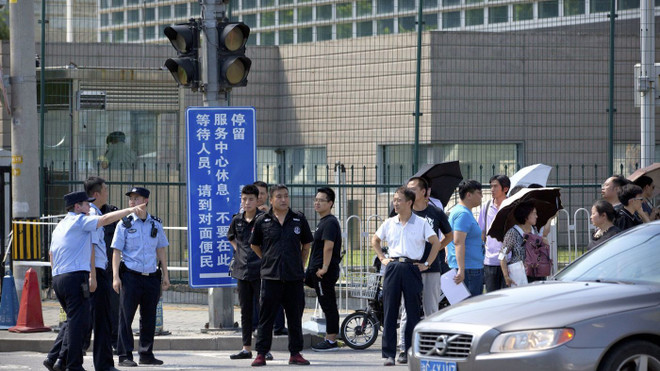 Lực lượng an ninh Trung Quốc phong tỏa khu vực sứ quán Mỹ ảnh 1