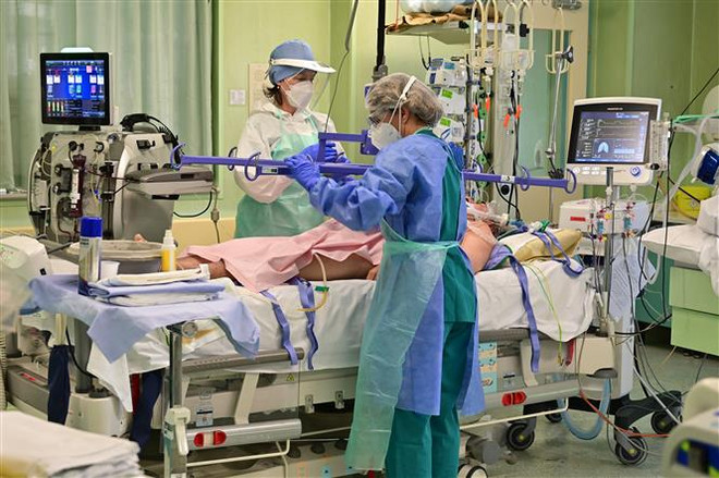 Điều trị cho bệnh nhân nhiễm COVID-19 tại bệnh viện ở Seriate, Bergamo, Italy. (Ảnh: AFP/TTXVN) COVID-19: Số ca tử vong hằng ngày tại Italy xuống thấp nhất 7 tháng ảnh 1