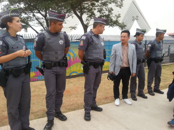 Ký sự Brazil: Đội quân “hai ngón” trong đồng phục vàng xanh ảnh 1