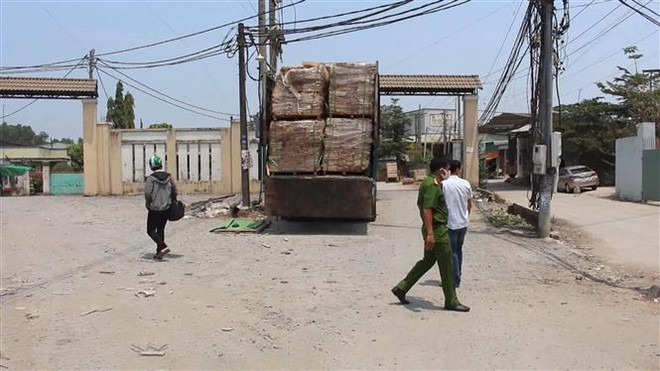 Đồng Nai: Tài xế xe tải bị điện giật tử vong do bất cẩn khi tháo bạt ảnh 1