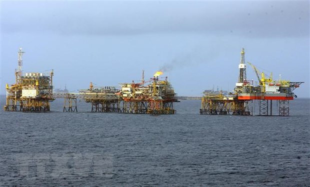Một giàn khoan của Vietsovpetro tại mỏ Bạch Hổ. (Ảnh: Huy Hùng/TTXVN) Gỡ vướng cho hoạt động đầu tư ra nước ngoài của ngành dầu khí ảnh 1