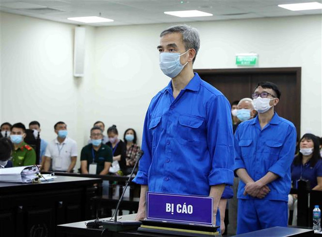 Bị cáo Nguyễn Quang Tuấn, cựu Giám đốc, Chủ tịch Hội đồng mua sắm Bệnh viện Tim Hà Nội, cựu Giám đốc Bệnh viện Bạch Mai, khai báo trước tòa. (Ảnh: Phạm Kiên/TTXVN) Nguyên GĐ Bệnh viện Tim Hà Nội Nguyễn Quang Tuấn bị phạt 3 năm tù ảnh 1
