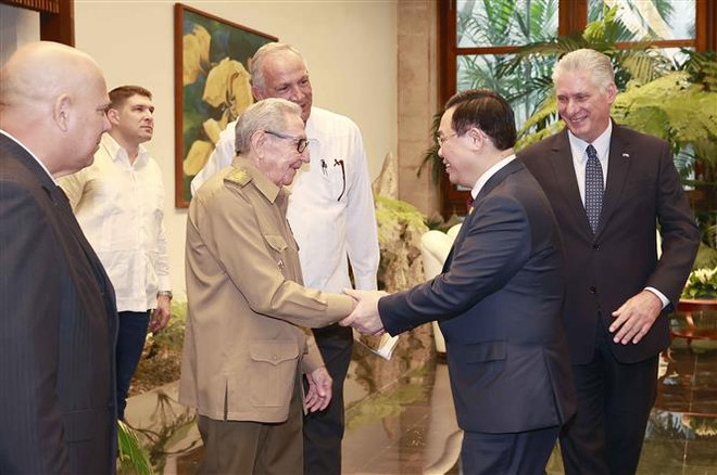 Chủ tịch Quốc hội Vương Đình Huệ với Đại tướng Ral Castro tại buổi hội kiến. (Ảnh: Doãn Tấn/TTXVN) Chủ tịch Quốc hội hội kiến Đại tướng Raúl Castro Ruz, Chủ tịch Cuba ảnh 1