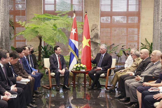 Chủ tịch Quốc hội Vương Đình Huệ hội kiến Chủ tịch nước Cộng hòa Cuba Miguel Díaz-Canel. (Ảnh: Doãn Tấn/TTXVN) Chủ tịch Quốc hội hội kiến Đại tướng Raúl Castro Ruz, Chủ tịch Cuba ảnh 2