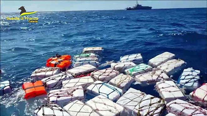 (Ảnh minh họa. AFP/TTXVN) Lực lượng biên phòng Anh thu giữ hơn 1 tấn cocaine trôi nổi trên biển ảnh 1