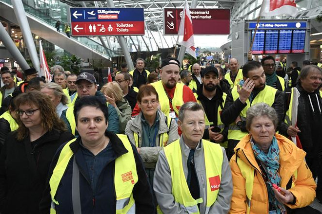 Nhân viên an ninh sân bay tham gia đình công tại sân bay Düsseldorf, Đức ngày 20/4. (Ảnh: AFP/TTXVN) Đình công tại nhiều sân bay ở Đức do không đạt thỏa thuận với giới chủ ảnh 1