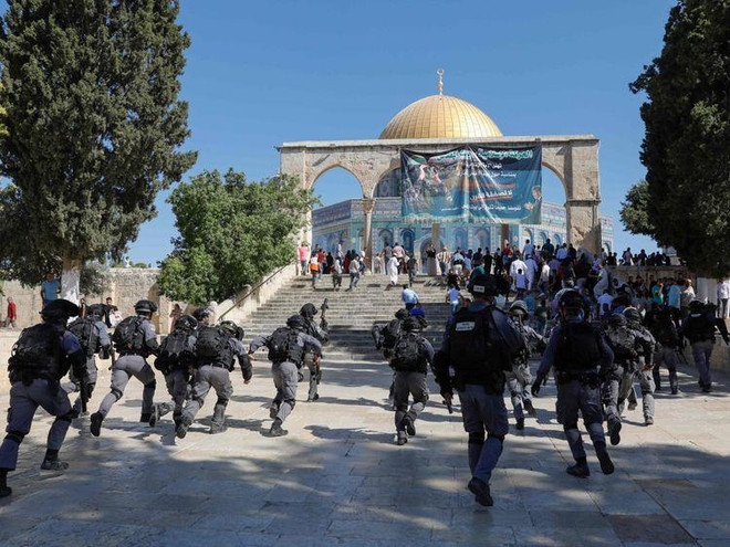 Quang cảnh vụ đụng độ ngày 11/8 tại Jerusalem. (Nguồn: AFP) Cảnh sát Israel và người Palestine đụng độ tại đền Al-Aqsa ở Jerusalem ảnh 1