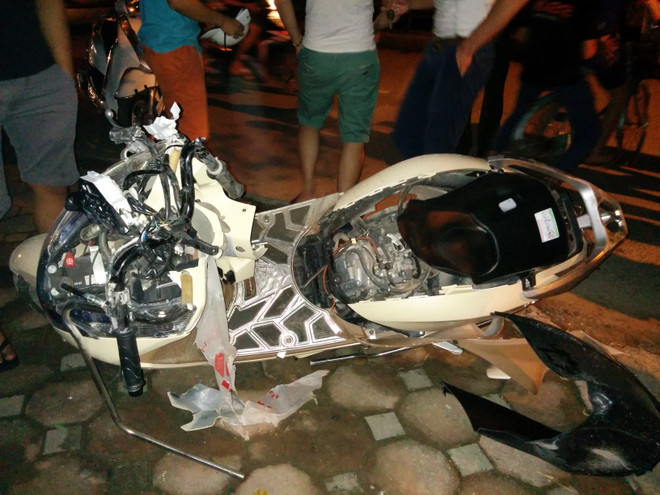 Camry "điên" ủi xe máy suốt 5 cây số, tài xế rút hung khí dọa dân ảnh 1