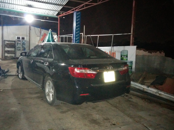 Camry "điên" ủi xe máy suốt 5 cây số, tài xế rút hung khí dọa dân ảnh 3