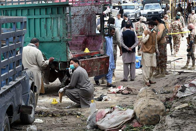 Nhân viên an ninh điều tra tại hiện trường vụ đánh bom ở Quetta, Pakistan. (Ảnh: AFP/TTXVN) Bộ Ngoại giao Anh cảnh báo công dân không nên đến Pakistan ảnh 1