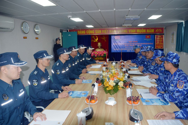 ttxvn-canh sat bien2.jpg