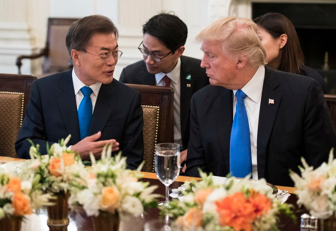 Tổng thống Hàn Quốc Moon Jae-in (trái) cùng phu nhân đã tới Nhà Trắng để dự tiệc tối với Tổng thống nước chủ nhà Donald Trump (phải) và phu nhân. (Nguồn: EPA/TTXVN) Tổng thống Mỹ và Hàn Quốc thảo luận thẳng thắn về Triều Tiên ảnh 1
