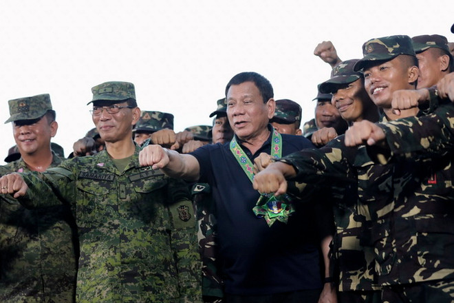Tổng thống Philippines Rodrigo Duterte trong chuyến thăm các binh sỹ ở thị trấn Carmen, tỉnh Bắc Cotabato ngày 6/6. (Nguồn: EPA/TTXVN) Dấu ấn của ông Duterte trong chống ma túy và đổi trục đồng minh ảnh 1