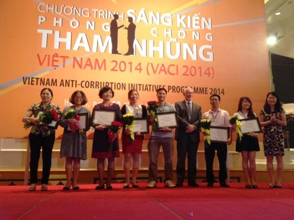 Trao giải VACI 2014 cho một số đề án (Ảnh: Sơn Bách/Vietnam+) 19 đề án nhận giải Sáng kiến phòng chống tham nhũng 2014 ảnh 1