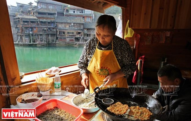 Phượng Hoàng: Cổ trấn mang ký ức thời gian nổi tiếng Trung Quốc ảnh 16