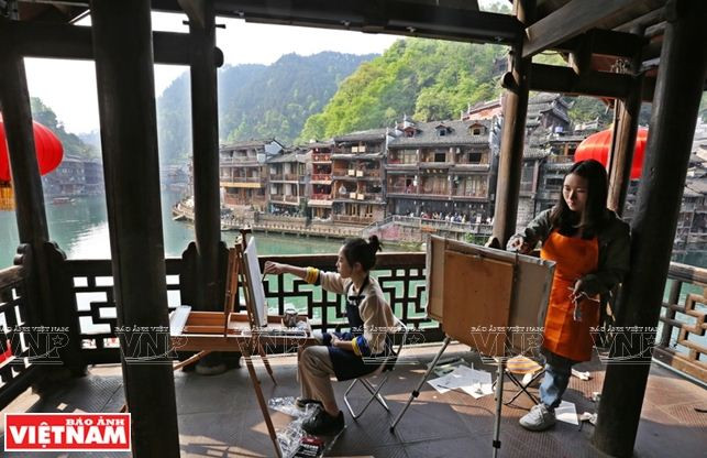 Phượng Hoàng: Cổ trấn mang ký ức thời gian nổi tiếng Trung Quốc ảnh 9