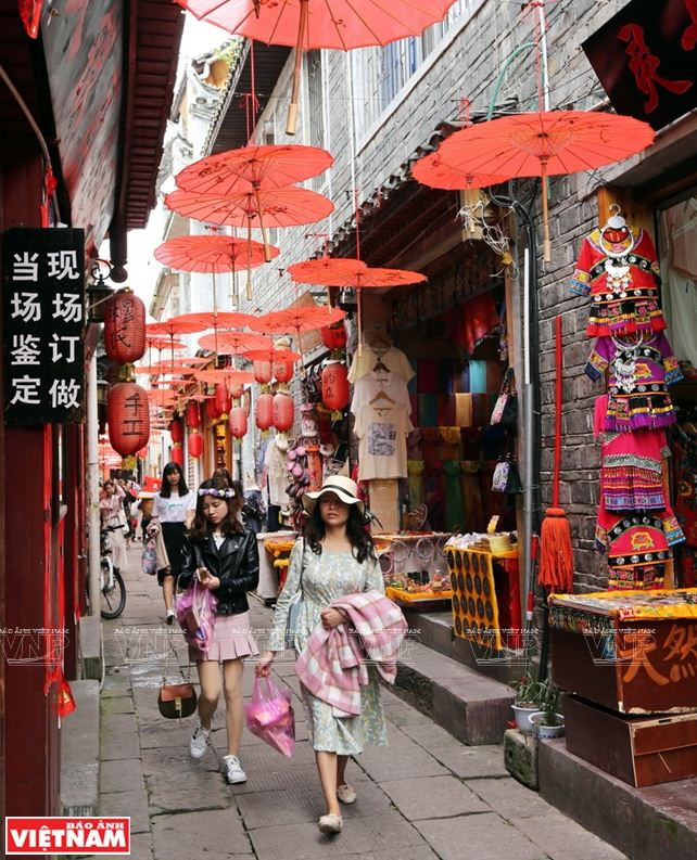 Phượng Hoàng: Cổ trấn mang ký ức thời gian nổi tiếng Trung Quốc ảnh 13