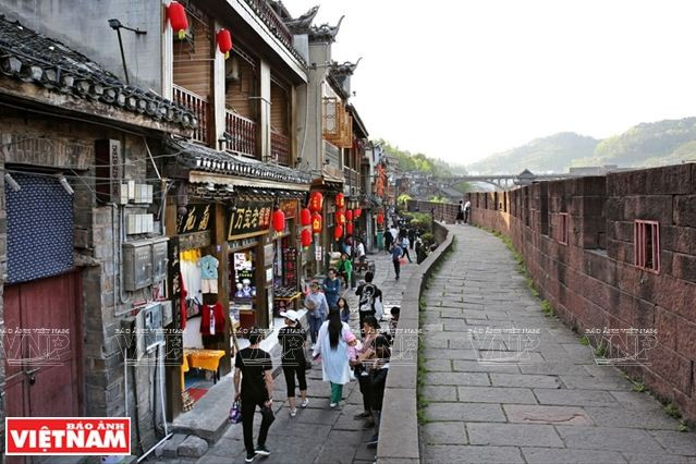 Phượng Hoàng: Cổ trấn mang ký ức thời gian nổi tiếng Trung Quốc ảnh 14