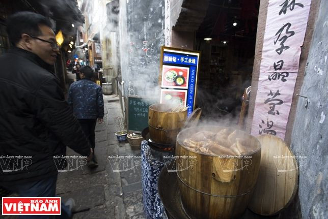 Phượng Hoàng: Cổ trấn mang ký ức thời gian nổi tiếng Trung Quốc ảnh 17