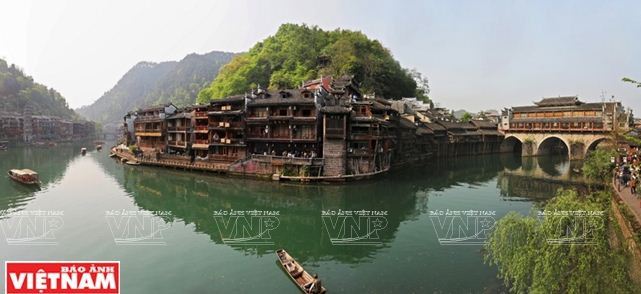 Phượng Hoàng: Cổ trấn mang ký ức thời gian nổi tiếng Trung Quốc ảnh 5