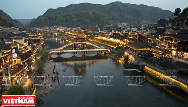 Phượng Hoàng: Cổ trấn mang ký ức thời gian nổi tiếng Trung Quốc ảnh 1