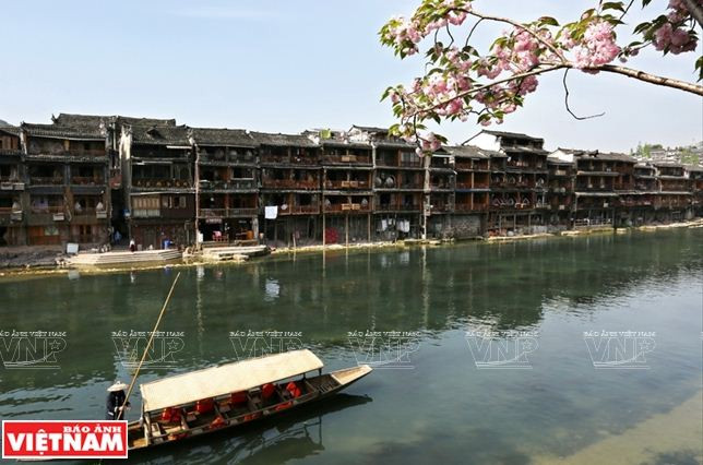 Phượng Hoàng: Cổ trấn mang ký ức thời gian nổi tiếng Trung Quốc ảnh 12