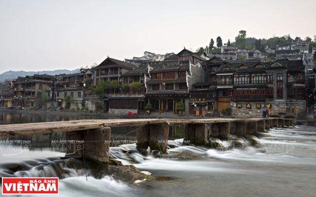 Phượng Hoàng: Cổ trấn mang ký ức thời gian nổi tiếng Trung Quốc ảnh 2