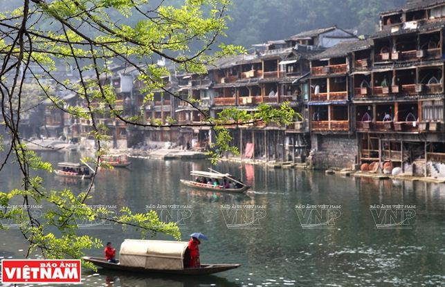 Phượng Hoàng: Cổ trấn mang ký ức thời gian nổi tiếng Trung Quốc ảnh 4