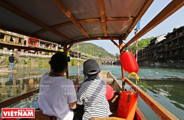 Phượng Hoàng: Cổ trấn mang ký ức thời gian nổi tiếng Trung Quốc ảnh 10