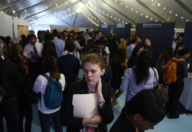 Các chỉ số chứng khoán Phố Wall đồng loạt xác lập kỷ lục ảnh 2