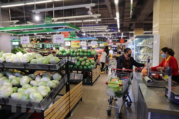 Các mặt hàng rau, củ, quả bày bán phục vụ người dân tại siêu thị Vinmart. (Ảnh: Thành Đạt/TTXVN) Siêu thị, cửa hàng lo ngại vắng khách dịp Valentine do dịch nCoV ảnh 1