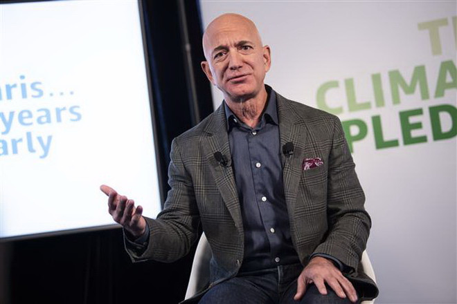 CEO của Amazon, tỷ phú Jeff Bezos. (Ảnh: AFP/TTXVN) Amazon trở thành tập đoàn mua năng lượng tái tạo lớn nhất ở Mỹ ảnh 1