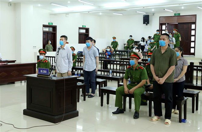 Các bị cáo tại phiên tòa. (Ảnh: Phạm Kiên/TTXVN) Vụ CDC Hà Nội: Đề nghị giữ nguyên hình phạt với bị cáo Nguyễn Nhật Cảm ảnh 2