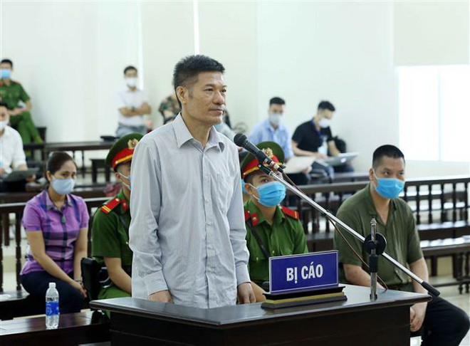 Bị cáo Nguyễn Nhật Cảm (cựu Giám đốc Trung tâm Kiểm soát bệnh tật thành phố Hà Nội) khai báo trước tòa. (Ảnh: Phạm Kiên/TTXVN) Vụ CDC Hà Nội: Đề nghị giữ nguyên hình phạt với bị cáo Nguyễn Nhật Cảm ảnh 1