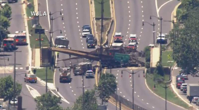 Sập cầu dành cho người đi bộ tại Mỹ, ít nhất 6 người bị thương ảnh 1